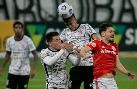 Roni e Cantillo durante partida entre Corinthians e Internacional, pelo Brasileirão
