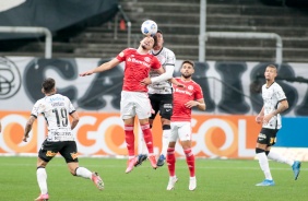 Roni na disputa de bola durante o jogo entre Corinthians e Internacional