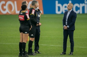 Sylvinho conversa com a arbitragem aps empate por 1 a 1 entre Corinthians e Intenracional