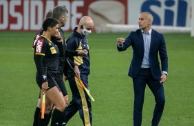 Sylvinho reclama com os rbitros do pnalti marcado para o Internacional na partida contra o Timo