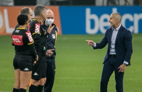 Sylvinho reclamando com a arbitragem o pênalti marcado contra o Corinthians