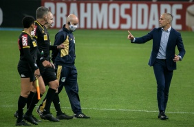 Técnico Sylvinho reclamando com a arbitragem o pênalti marcado contra o Corinthians