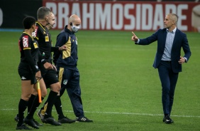 Tcnico Sylvinho reclamando com a arbitragem o pnalti marcado contra o Corinthians