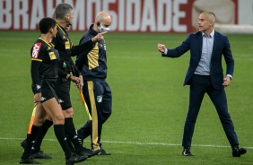 Treinador Sylvinho reclamando com a arbitragem o pênalti marcado contra o Corinthians