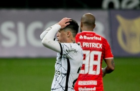 Vital durante partida entre Corinthians e Internacional, pelo Brasileirão