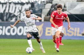 Vitinho na disputa pela bola durante a partida entre Corinthians e Internacional