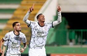 Jô marcou o gol da Vitória do Corinthians sobre a Chapecoense