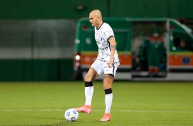 Lateral Fbio Santos durante jogo entre Corinthians e Chapecoense, na Arena Cond