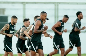 Atletas durante treino do Corinthians no estdio Vovozo, em Fortaleza