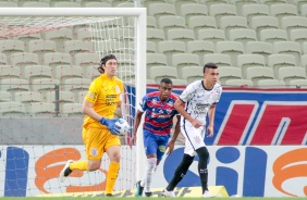 Cássio e Cantillo durante jogo entre Corinthians e Fortaleza, no Castelão, pelo Brasileiro