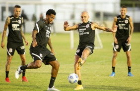 Gil e Fbio Santos durante treino do Corinthians no estdio Vovozo, em Fortaleza