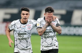 Roni comemora o gol de Mosquito no duelo contra o Atlético-MG