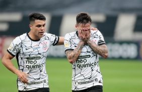 Roni e Mosquito comemorando o gol do Corinthians diante o Atlético-MG, pelo Brasileirão