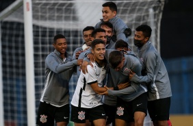 Elenco do Corinthians comemorando o gol de Keven Vinicius contra o América-MG
