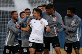 Elenco do Corinthians comemorando o gol de Keven Vinicius contra o América-MG