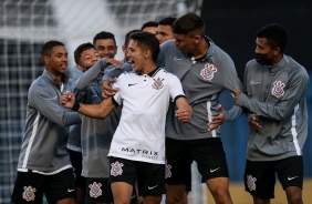 Elenco do Corinthians comemorando o gol de Keven Vinicius contra o Amrica-MG