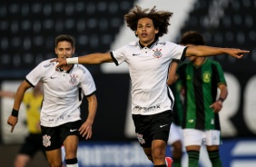 Guilherme Biro, autor de dois gols na partida, comemorando seu feito