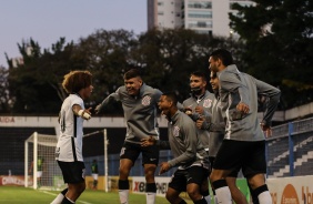 Guilherme Biro comemorando seu gol com os colegas no banco de reservas do Corinthians