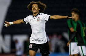 Guilherme Biro comemorando seu segundo gol na partida contra o América-MG