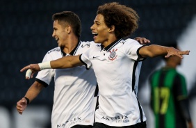 Guilherme Biro e Keven comemorando o gol do lateral-esquerdo contra o Amrica-MG