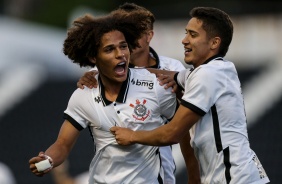 Guilherme Biro e Keven comemorando o gol do lateral-esquerdo contra o América-MG
