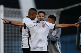 Keven Vinicius comemorando seu gol, o primeiro da partida, contra o América-MG