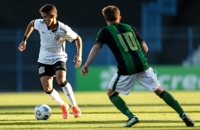 Keven Vinicius durante o duelo entre Corinthians e América-MG, pelo Brasileirão Sub-20