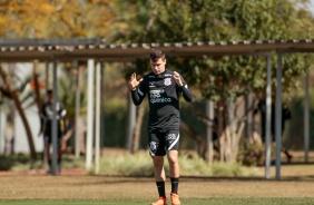 Lucas Piton durante o treino do Corinthians no CT Joaquim Grava