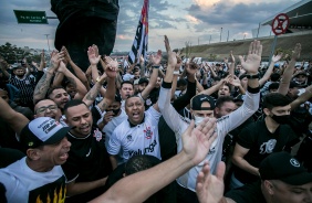 Torcida do Corinthians protesta em frente a Neo Qumica Arena antes do jogo contra o Atltico-MG