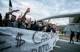 Torcida do Corinthians protesta em frente a Neo Qumica Arena antes do jogo contra o Atltico-MG