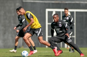 Varanda e Xavier durante o treino do Corinthians no CT Joaquim Grava