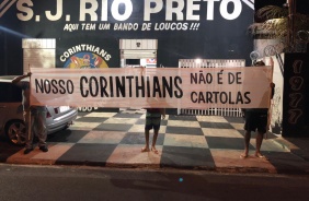 Protestos da torcida se espalharam pelo Brasil e pelo mundo nesta quarta-feira