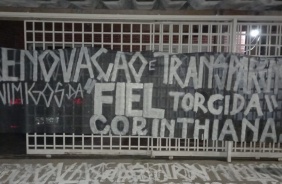 Protestos da torcida se espalharam pelo Brasil e pelo mundo nesta quarta-feira