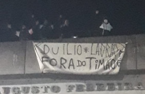 Protestos da torcida se espalharam pelo Brasil e pelo mundo nesta quarta-feira