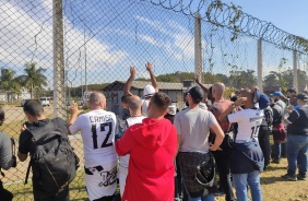 Torcida do Corinthians protesta no CT Dr. Joaquim Grava
