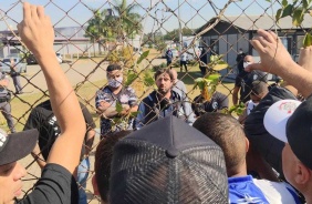 Torcida do Corinthians protesta no CT Dr. Joaquim Grava