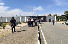 Torcida do Corinthians protesta no CT Dr. Joaquim Grava