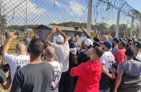 Torcida do Corinthians protesta no CT Dr. Joaquim Grava