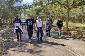 Torcida do Corinthians protesta no CT Dr. Joaquim Grava