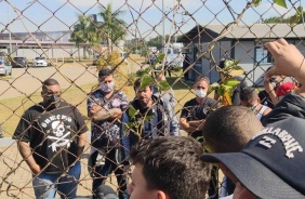Torcida do Corinthians protesta no CT Dr. Joaquim Grava