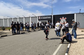 Torcida do Corinthians protesta no CT Dr. Joaquim Grava