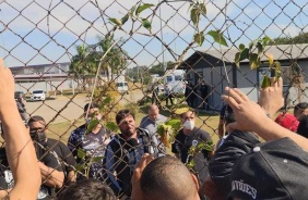 Torcida do Corinthians protesta no CT Dr. Joaquim Grava