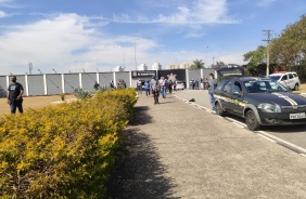 Torcida do Corinthians protesta no CT Dr. Joaquim Grava