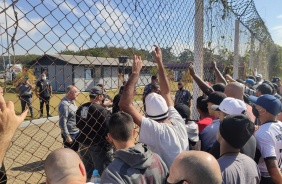Torcida do Corinthians protesta no CT Dr. Joaquim Grava