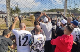 Torcida do Corinthians protesta no CT Dr. Joaquim Grava