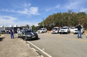 Torcida do Corinthians protesta no CT Dr. Joaquim Grava