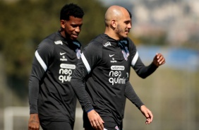 Gil e Fábio Santos durante treinamento do Corinthians no CT Dr. Joaquim Grava