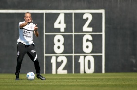 Tcnico Sylvinho durante treinamento do Corinthians no CT Dr. Joaquim Grava