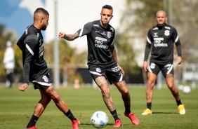 Vitinho e Luan durante treinamento do Corinthians no CT Dr. Joaquim Grava