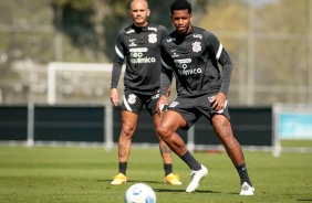 Zagueiro Gil durante treinamento do Corinthians no CT Dr. Joaquim Grava